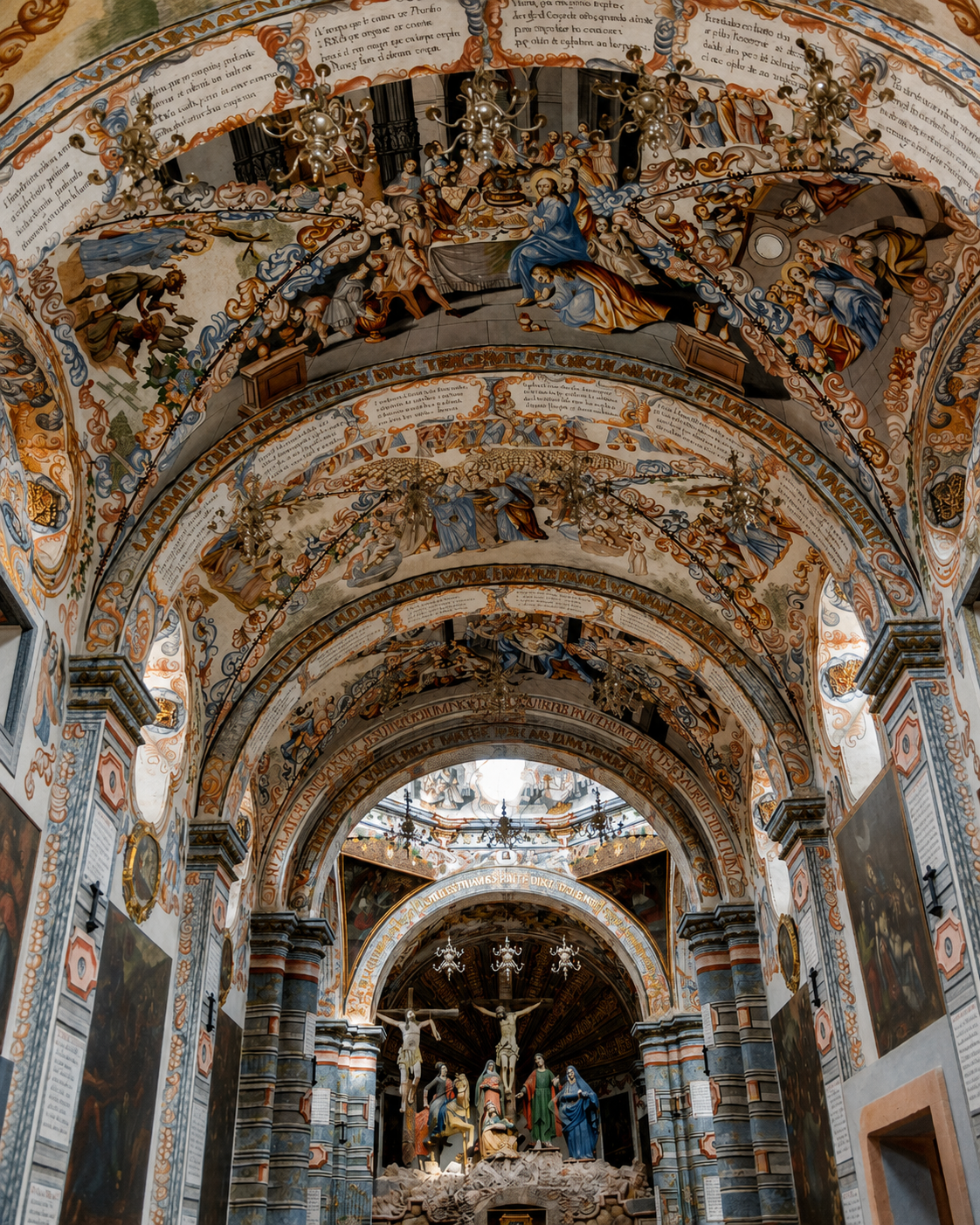 Interior y pinturas murales del Santuario de Atotonilco